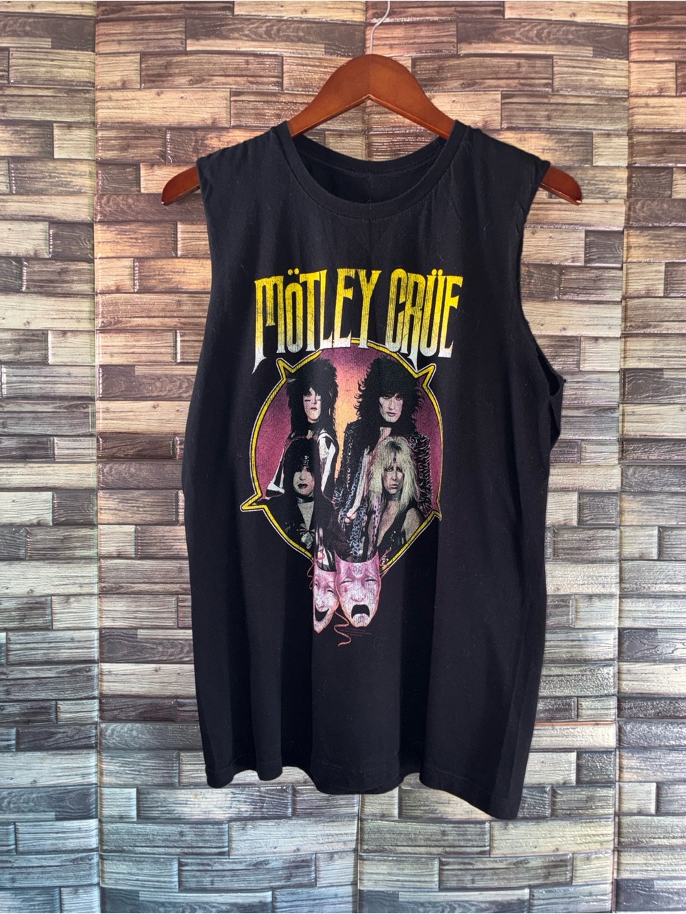 Pre Owned Medium Mötley Crüe Black Graphic Muscle Tee with Band Portrait